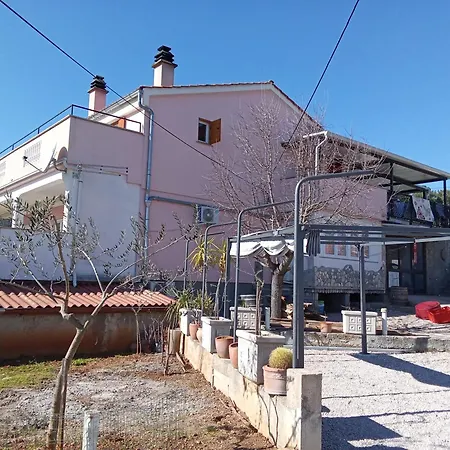 With A Parking Space Vrh, Krk - 24028 ゲストハウス 3*