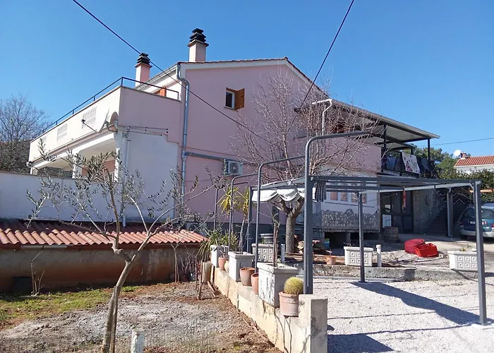 With A Parking Space Vrh, Krk - 24028 ゲストハウス 3*